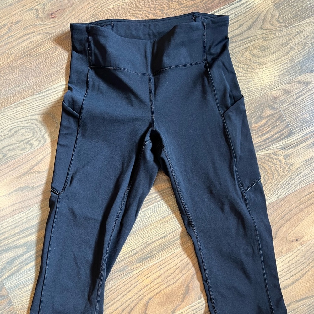 Lululemon size 6 black cropped
